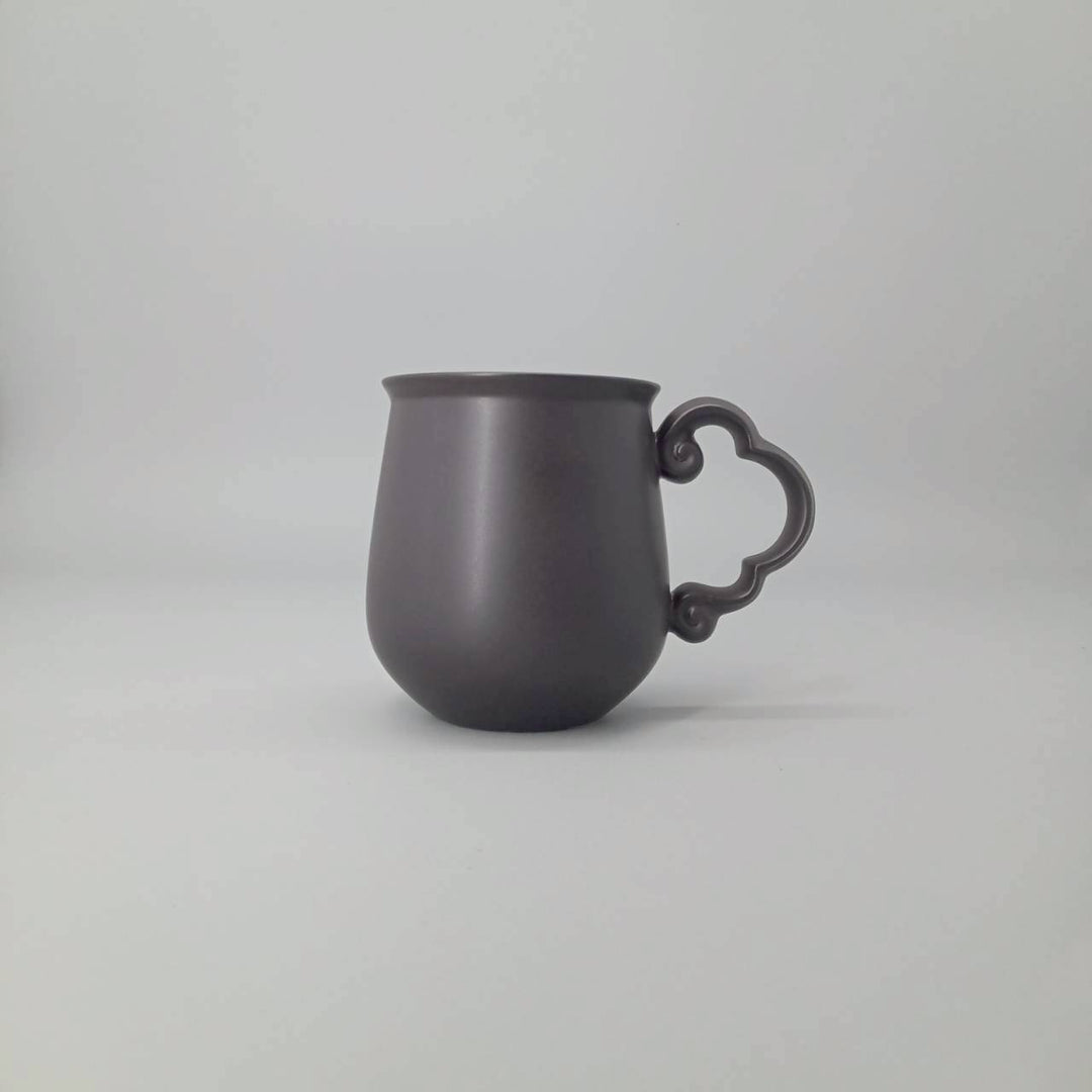 グレーの茶臼 スリップマグ – 臼杵焼オンラインストア